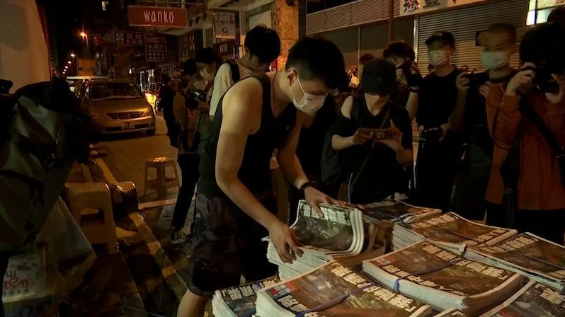 Lidé v Hongkongu čekali hodiny ve frontě na poslední číslo Apple Daily